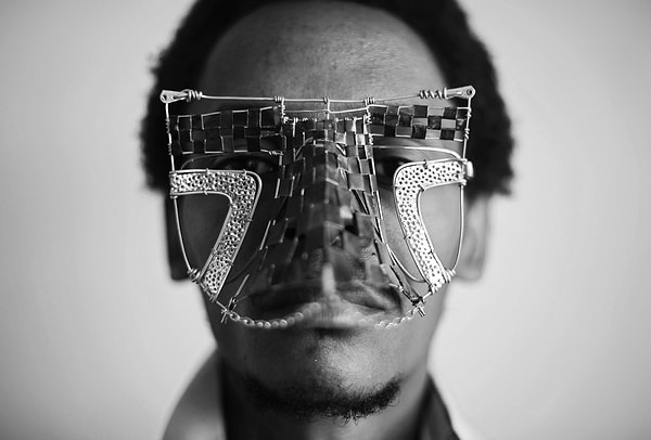 4. Страсть Кабиру к очкам необычной формы родилась, когда он был еще ребенком.