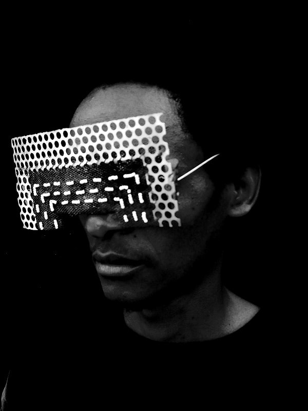 5. Однако его отец был настолько властным человеком, что даже запрещал мальчику носить очки.