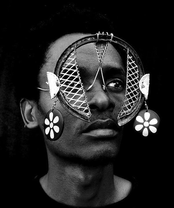 1. Сайрус Кабиру живет в Найроби столице Кении.