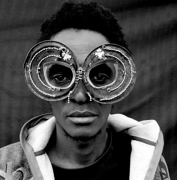 6. В результате, негативное отношение отца к солнечным очкам привело к тому, что Кабиру решил разработать свои собственные дизайнерские очки.