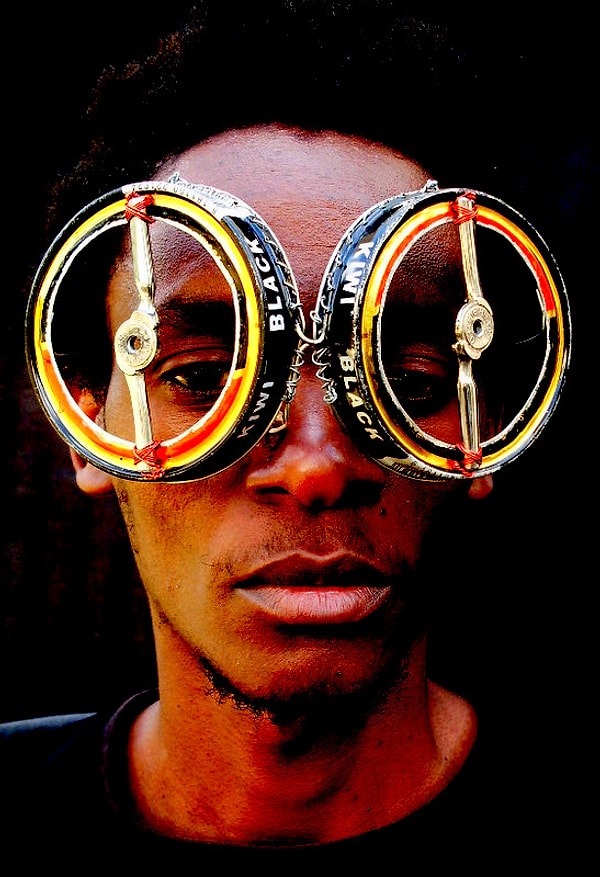 7. Цель использования электронных деталей, применяемых Кабиру, и форм создаваемых им очков заключается не только в повторном использовании выброшенной техники.