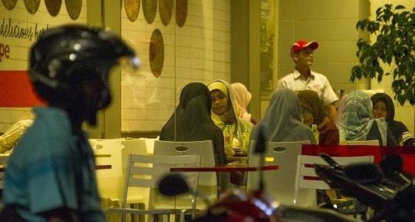 6. Endonezya'nın bir şehrinde kadınların gece 11'den sonra erkek akrabaları olmadan alışverişe, kafelere ve bunun gibi eğlenebilecekleri yerlere gitmeleri yasaktır.