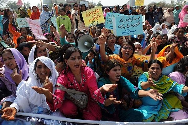 18. Kast sistemini bilirsiniz. Pakistan'ın bir bölgesinde bir kadın kendi sınıfından üstte olan bir erkekle birlikte oldu diye çok sayıda erkek tarafından tecavüz cezasına çarptırılıyor.
