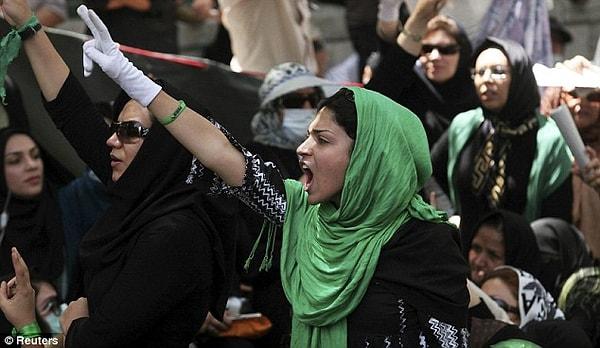 16. İran'da kız öğrencilerin dar pantolon, palto ve parlak, renkli giysiler giymeleri yasaktır.