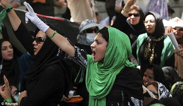 16. İran'da kız öğrencilerin dar pantolon, palto ve parlak, renkli giysiler giymeleri yasaktır.