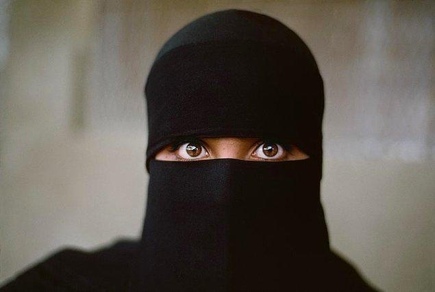 3. Yemen mahkemelerinde kadınlar şahitlik gerektiğinde yarım şahit olarak görülüyorlar. Bir erkeğe karşılık iki kadın gerekli.