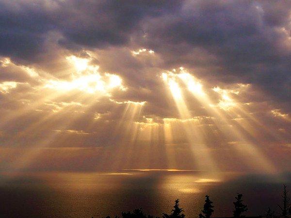 12. Crepuscular: Bulutların arasından sızan güneş ışınları.