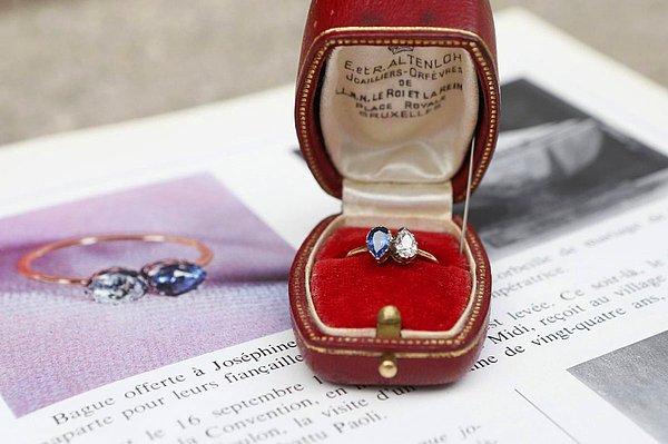 1. Bonaparte'ın Josephine'e verdiği nişan yüzüğü.