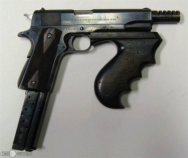 9. 1903-1934 yılları arasında etkin olan banka soyguncusu John Dillinger'ın ağır silaha modifiye edilmiş Colt marka tabancası.