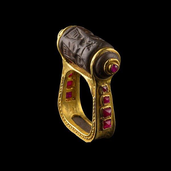 14. Altın ve yakuttan yapılmış mühür yüzüğü. Mezopotamya çağından kaldığı tahmin ediliyor.