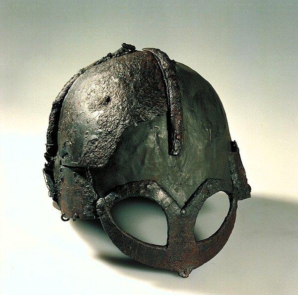 27. Gjermundbu adı verilen demirden yapılmış Viking savaş kaskı. 10. yüzyıl