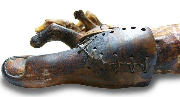 30. Mısır'da bulunan ve dünyanın ilk protez ayağı olduğu tahmin edilen yapıt.