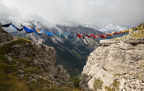 Highline Meeting'in yapıldığı yer olan Monte Piana dağı, yerden 2.324 metre yükseklikte bulunuyor.