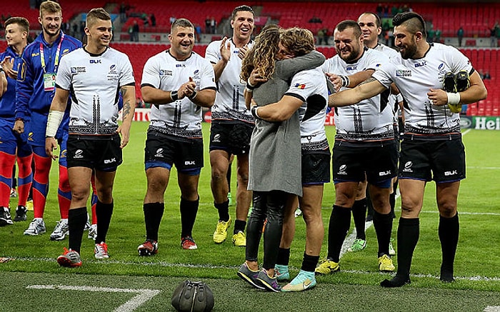 Maç Sonrası Rugby Oyuncusundan Kız Arkadaşına Duygu Yüklü Evlenme Teklifi