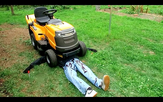 Sevgilisini Çim Biçme Makinesinin Altında Kaldığını Gören Kadın | Şaka İçerir