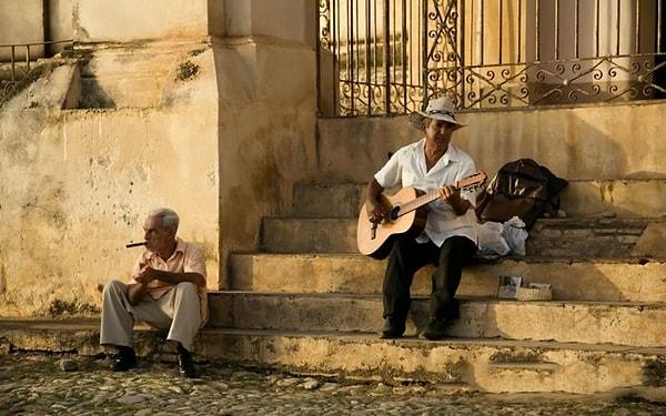 12. Küba, dünyadaki en iyi sağlık sistemlerinden birine sahip. Ortalama yaşam süresinin, '76' yıl olması da bu durumun bir ispatı.