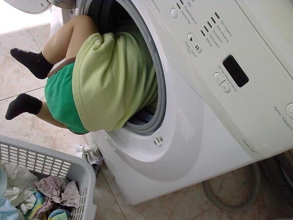 5. Çamaşır makinesine girmeye çalışmak