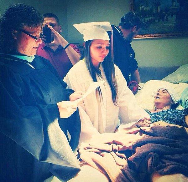10. Üniversite diplomasını, ölmek üzere olan annesinin yatağının yanında alan bir öğrenci.