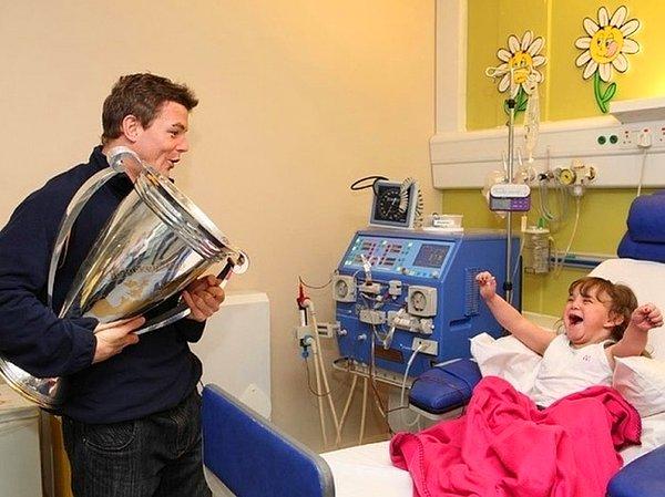 11. Kupa sevincini hastanedeki bir hayranı ile kutlayan İrlandalı rugby oyuncusu Brian O’Driscoll.