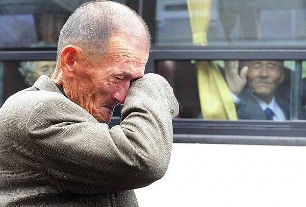15. Kore Savaşı sonrası, 57 yıllık ayrılığın ardından akrabalarını 3 günlüğüne görmesine izin verilen bir Koreli.