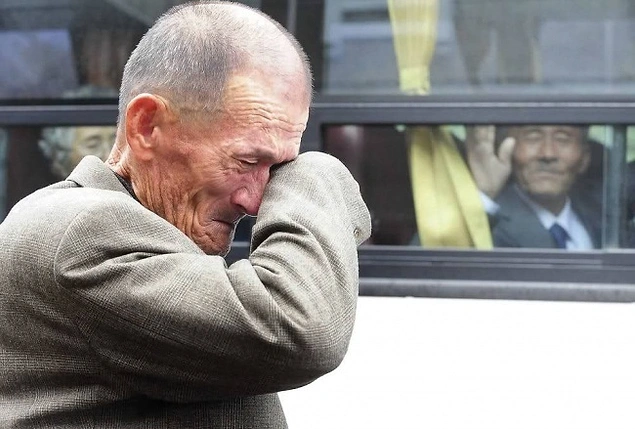 Kore Savaşı sonrası, 57 yıllık ayrılığın ardından akrabalarını 3 günlüğüne görmesine izin verilen bir Koreli.