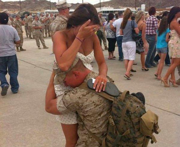 21. Bir asker, eşi ve gelecekteki evladına sarıldığı an.