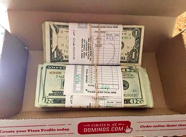 2. Domino's'tan sipariş ettiği bir kutu içinde yiyecek yerine 1300 dolar bulan adam Domino's dükkanına geri götürdü.