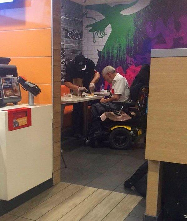18. McDonalds çalışanı yaşlı adamın beslemesine yardımcı olmak için tüm öğlen paydosunu feda etti.