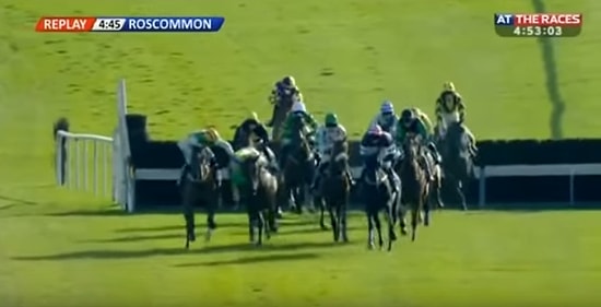 Yarış Sırasında Atın Üzerinden Düşmesine Ramak Kalan Rakibini Kurtaran Jokey