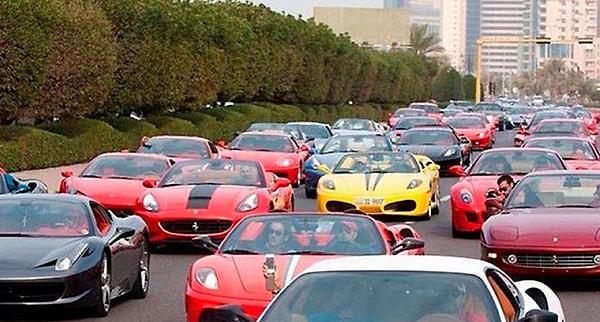 Dubai'nin trafik sorunun genel kaynağı görüldüğü üzere bu lüks araçlar.