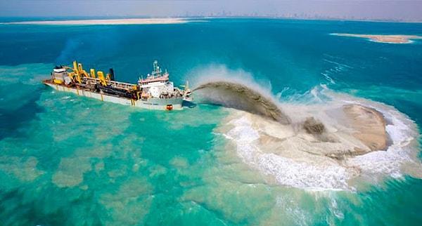 Dubai'de her geçen gün çevresi denizlerle kaplı yeni yapılan adaları görmek mümkün.