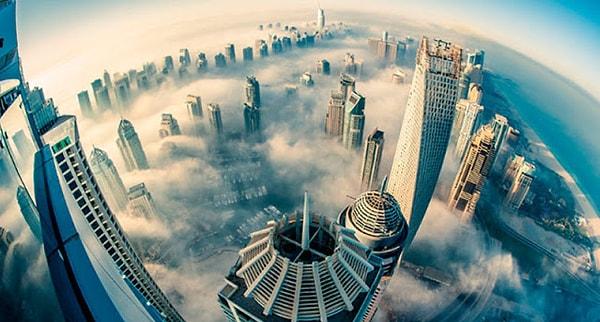 Dubai'yi asıl görkemli kılan olayların başında ise, bulutların arasına kadar yükselen gökdelenlerin geliyor olması.