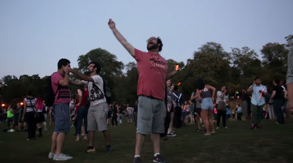 4 Binden Fazla İnsan Aynı Anda Kulaklıklarıyla Aynı Müziği Dinlerse Ne Olur?