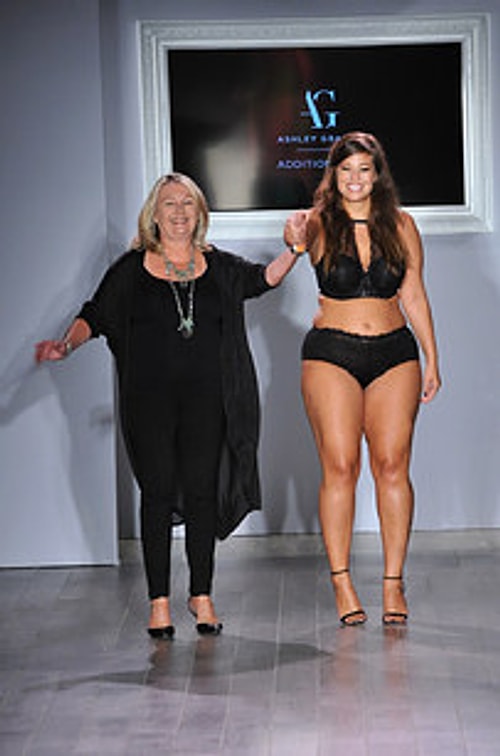 Model ve tasarımcı Ashley Graham'ın biçimli iç çamaşırı koleksiyonu gerçekten görülmeye değerdi.
