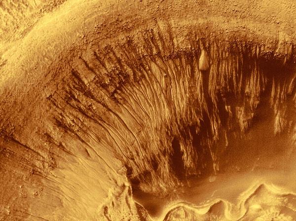 21. Buraya kadar elde edilen bilgiler bilim insanlarına Mars'ta milyonlarca veya milyarlarca yıl önce su bulunmuş olabileceğini, ancak zamanla bir nedenle yok olduğunu düşündürtüyordu.