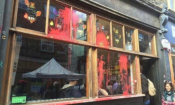 Hipsterlardan rahatsız olanların ilk eylemi Londra'da başladı. Hipsterların tercih ettiği mekanın camlarına kırmızı boyalar fırlatıldı.