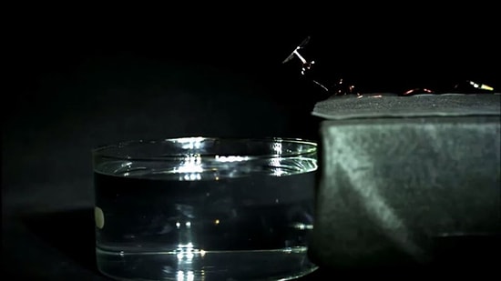 Harvard Üniversitesi'nin 0,1 Gramlık Robotu Yüzme Öğrendi