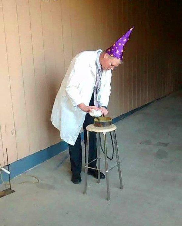 10. Bu kimya hocası her deney yapışında bu şapkayı takıyormuş ❤️
