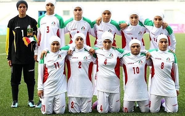 İran Kadın Milli Futbol Takımı'nın 8 oyuncusunun cinsiyet değiştirmek için bıçak altına yatmayı planlayan erkekler olduğu ortaya çıktı.