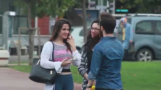 Tanımadığın İnsanlara Absürt Bir Şekilde Şiir Okumak | WhyShy