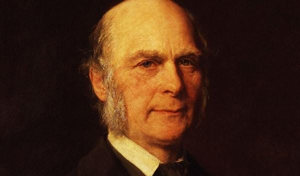 Öjeniğin mucidi Francis Galton yaptığı çalışmalardan dolayı "Sir" unvanı kazanmış, Charles Darwin ile akrabalığı bulunan çok yönlü ve başarılı bir bilim insanıydı.