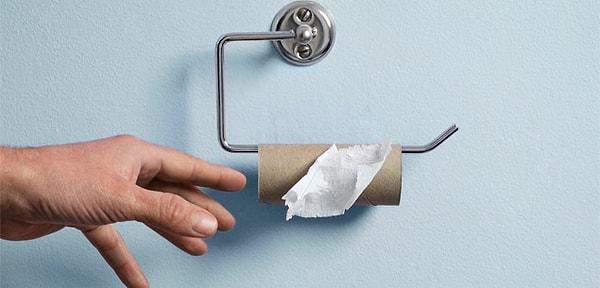 10. Tuvalet kağıdının bittiğini iş işten geçtikten sonra fark edip, rulonun karton kısmını kullanmak
