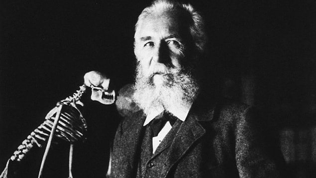 Öjeniği Almanya'da ilk benimseyen ve yayan kişi ise, ünlü evrimsel biyolog ve filozof Ernst Haeckel oldu. Haeckel'in düşünceleri ve çalışmaları "saf" ve "üstün" bir Alman ırkı yaratmak isteyen Nazilere miras kaldı.