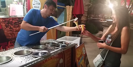 Turist Kızı Ayar Eden Türk Dondurmacı