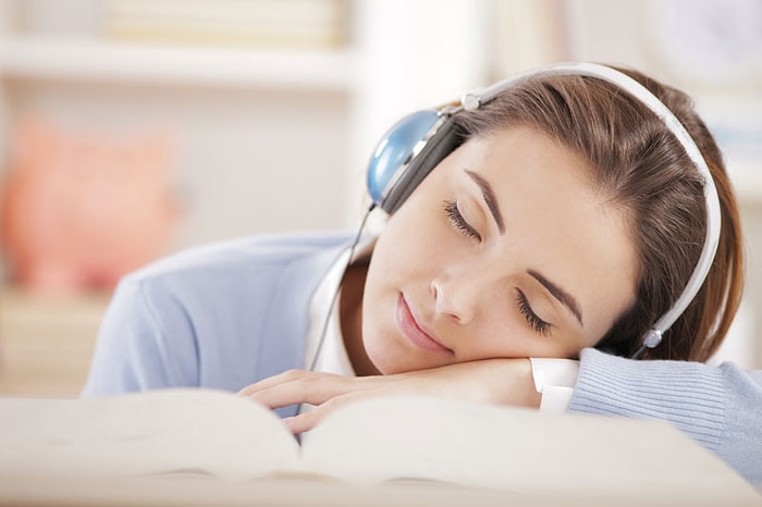 Hiç Bitmeyecekmiş Gibi Gelen, Bir O Kadar da Rahatlatıcı Derecede Güzel Olan 21 Sakin Şarkı