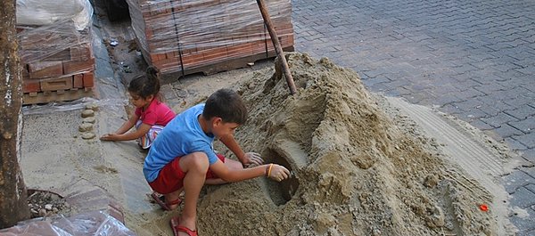 6. O kum birikintilerinin kaçınılmaz sonucu olarak karşımıza bir anda kedilerin bıraktığı sürprizin çıkması. 😼💩