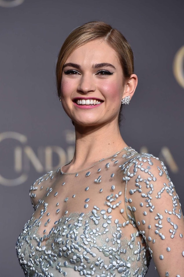 1. En seksi gülüş: Lily James