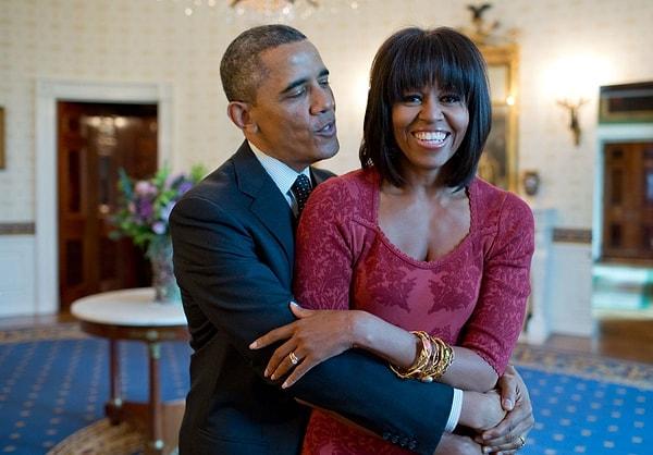 18. Beyaz Saray'ın Mavi Oda'sında Barack, Michelle'e "Happy Birthday" şarkısı söylerken.