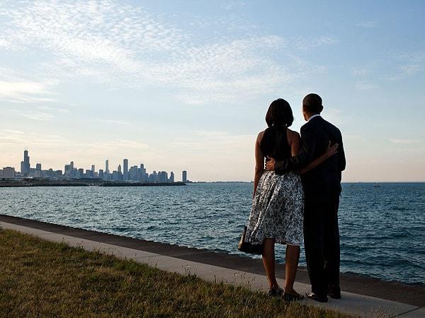 12. 15 Haziran 2012 tarihinde, Chicago kentinin silüetini seyrederlerken.