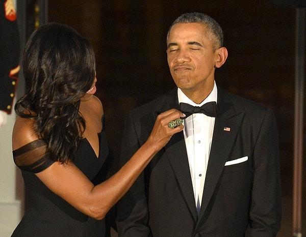 23. Beyaz Saray'da verilecek bir yemek öncesi Michelle, Barack'ın papyonunu düzeltirken.